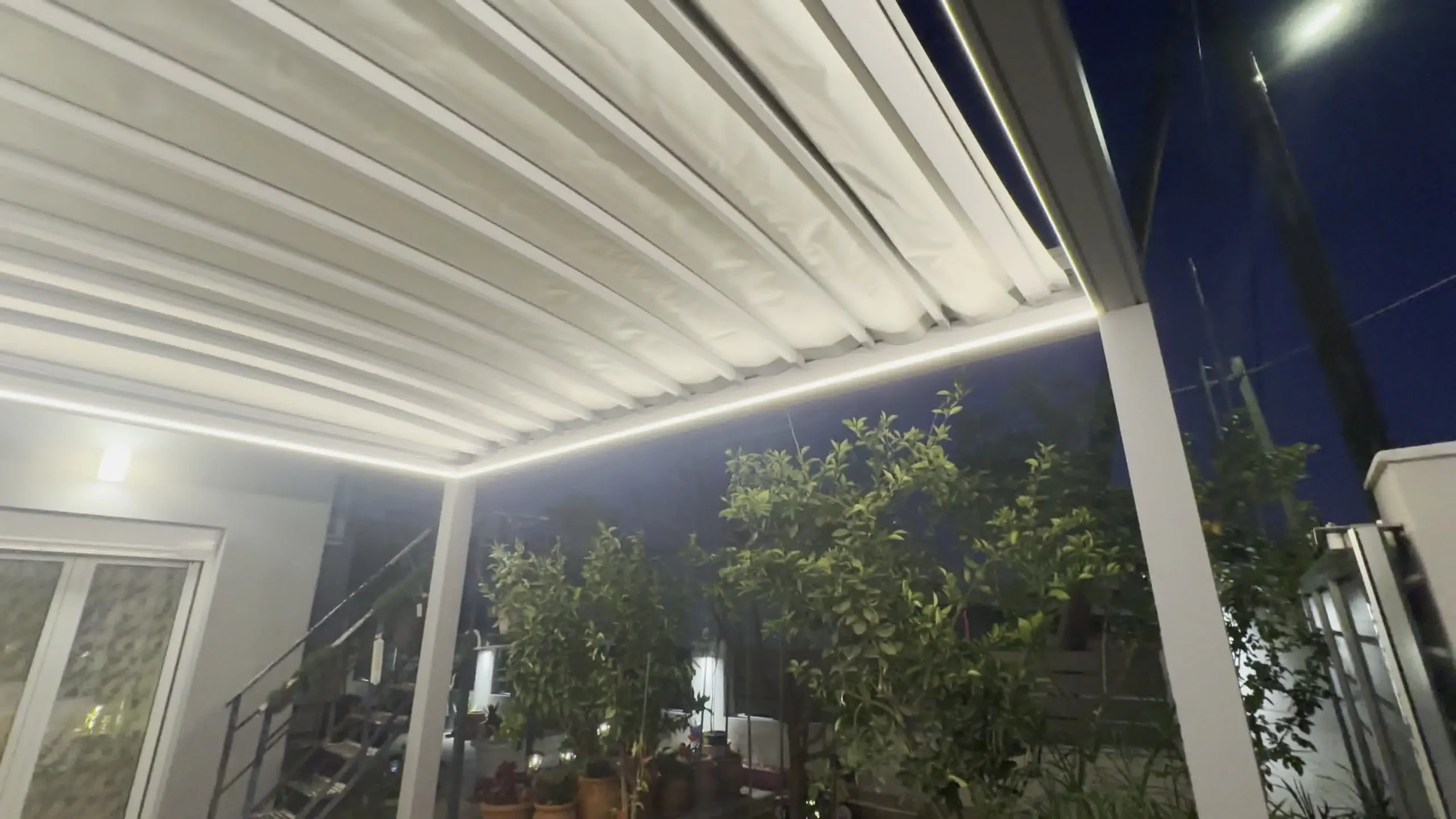 Τεντοπέργκολα Flat με περιμετρικό LED φωτισμό στον Ασπρόπυργο, Ασπρόπυργος — φωτογραφία 1 από 3