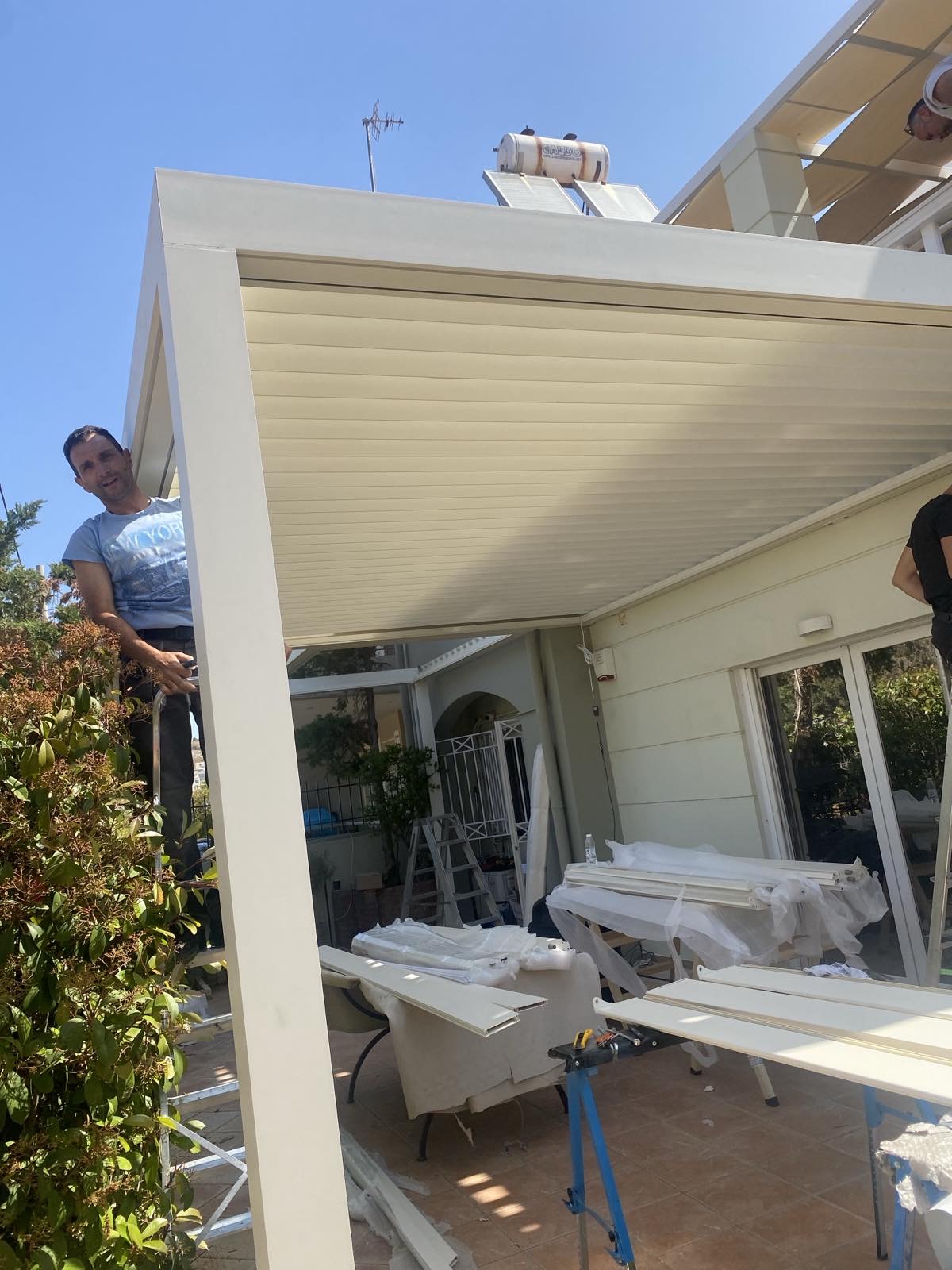 Βιοκλιματικές πέργκολες σε μονοκατοικία στη Βάρη — φωτογραφία 2 από 4