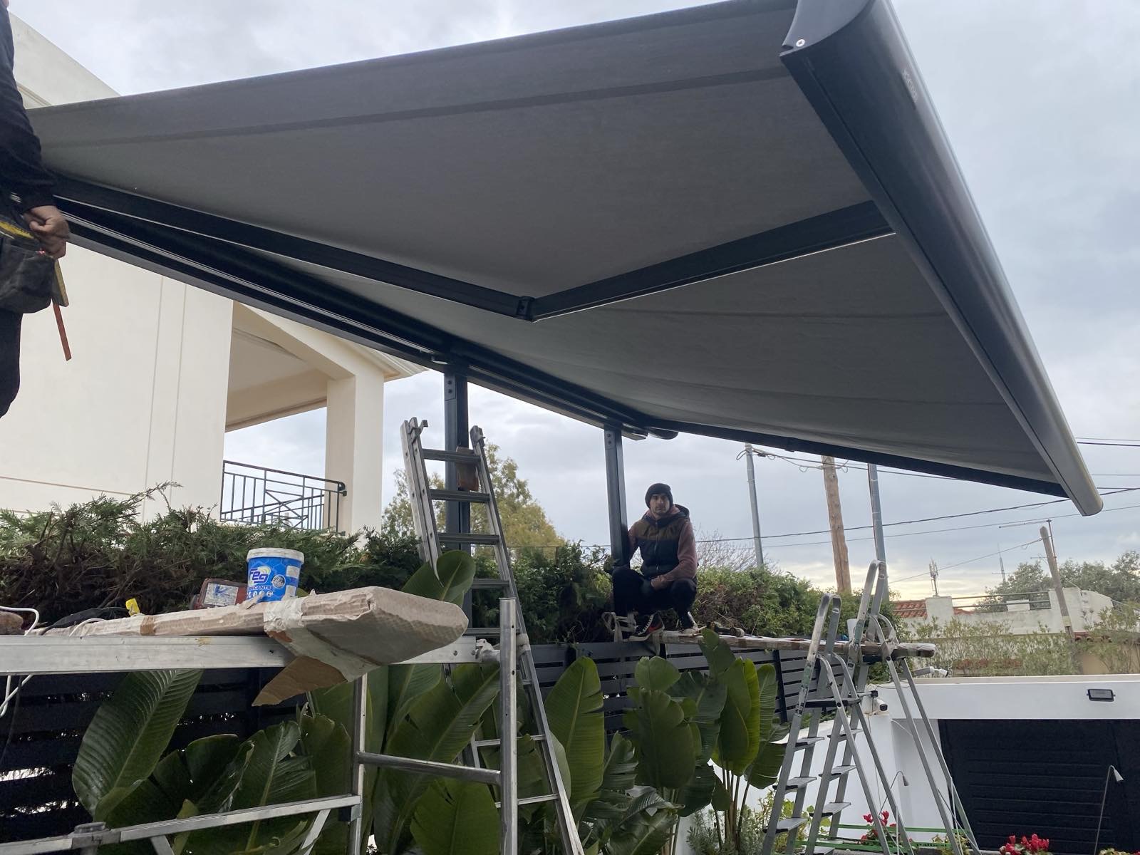 Εγκατάσταση Τέντας Κασετίνα με Μοτέρ στη Βάρη
