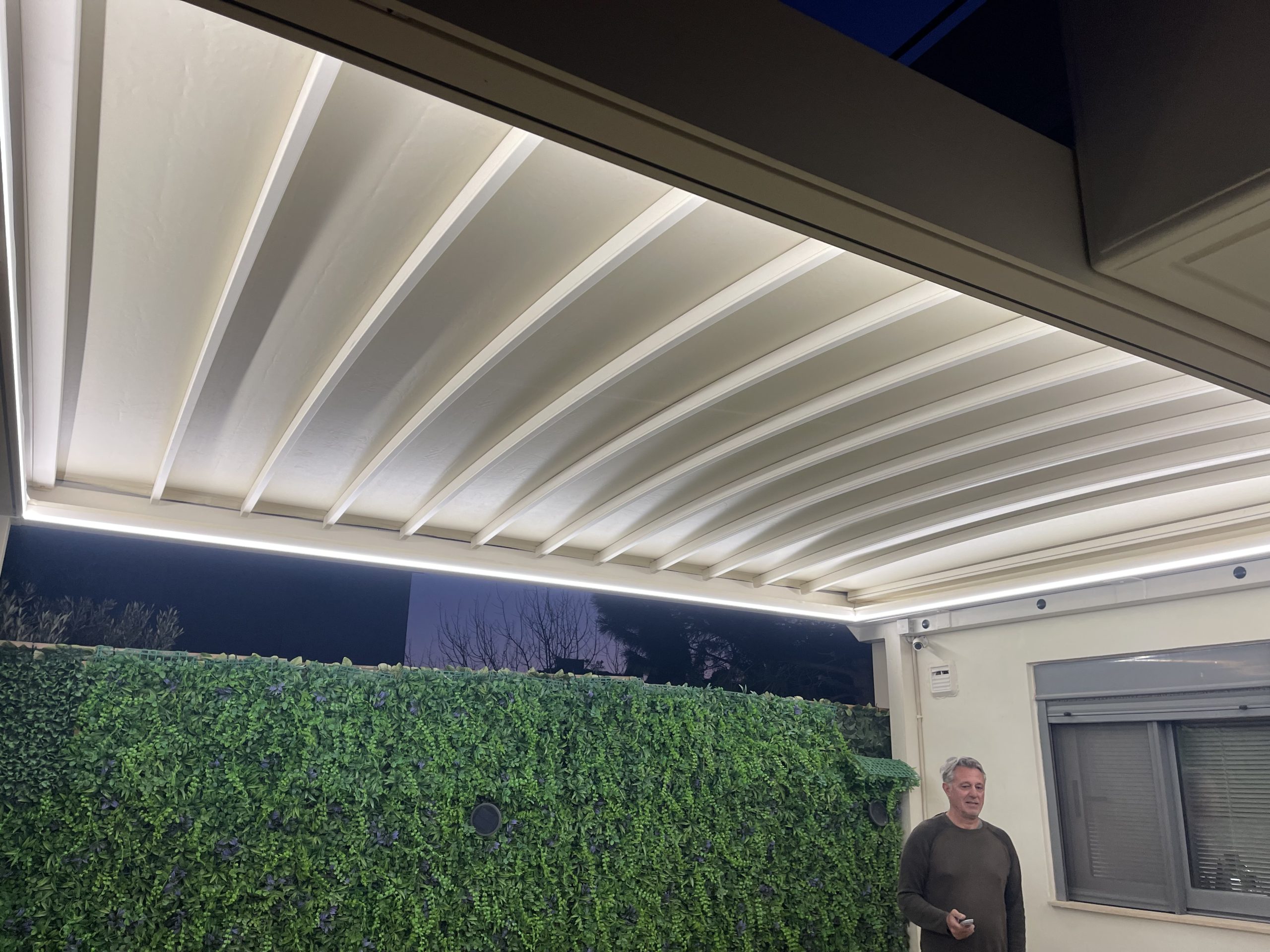 Flat τεντοπέργκολα με LED dimmers στην Βάρη — φωτογραφία 1 από 3