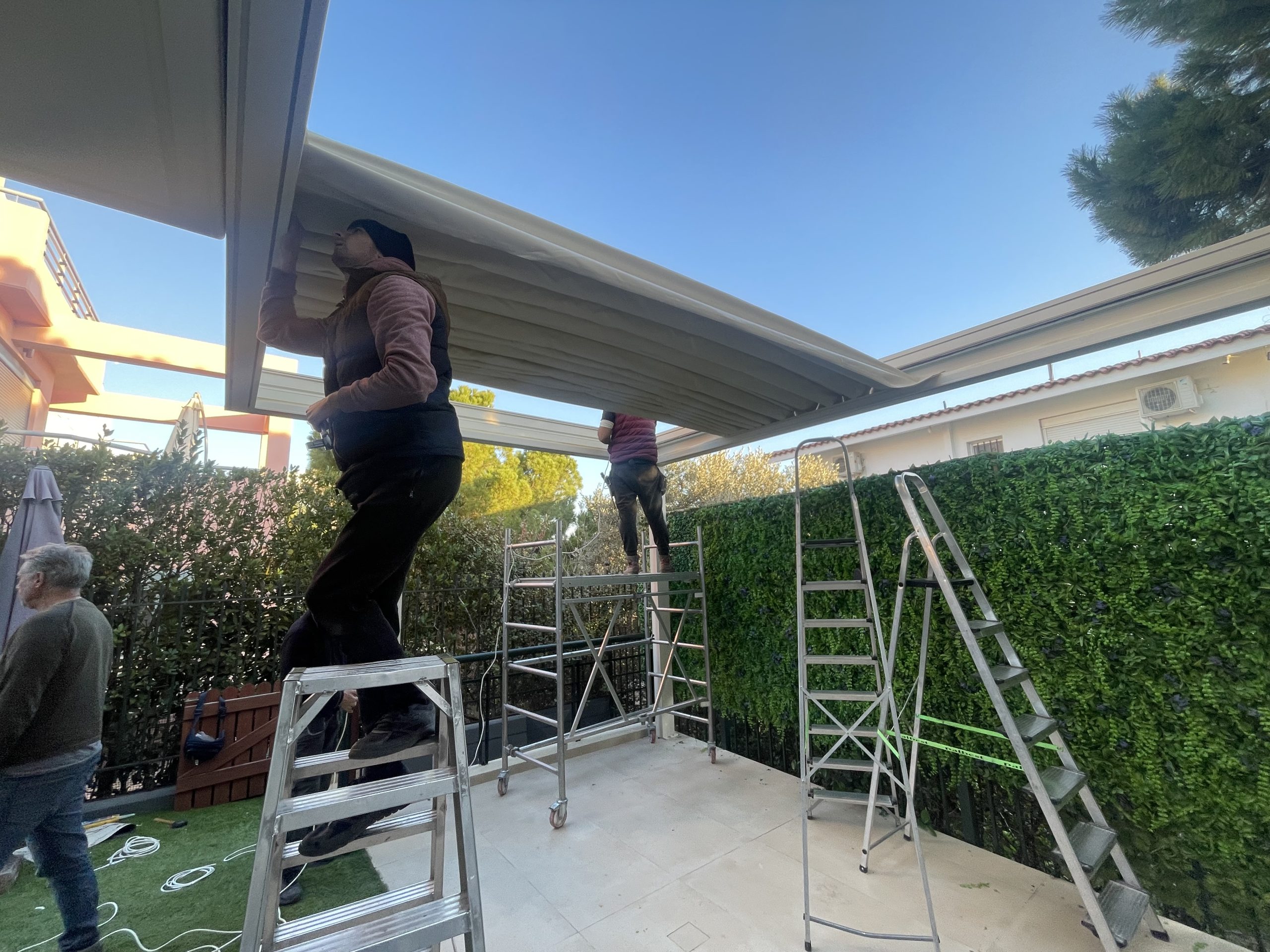 Flat τεντοπέργκολα με LED dimmers στην Βάρη — φωτογραφία 2 από 3