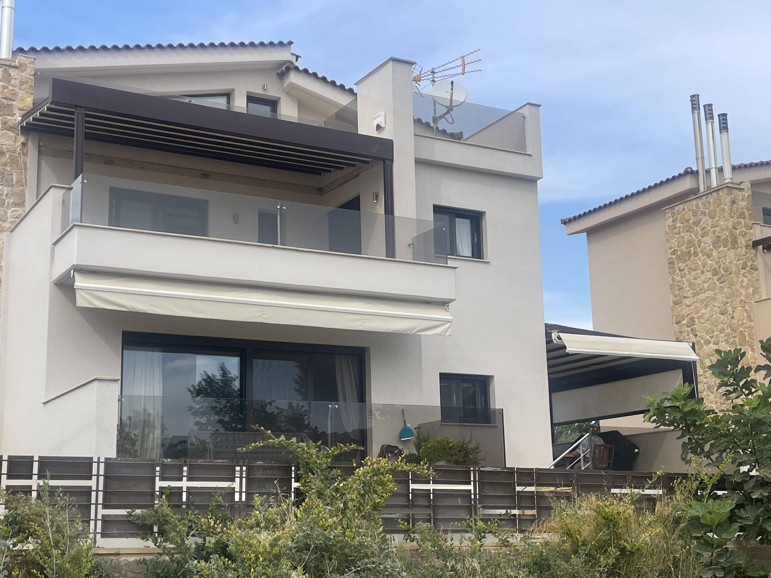 Τοποθέτηση τεντοπέργκολας σε μονοκατοικία στην Βάρη — φωτογραφία 6 από 6