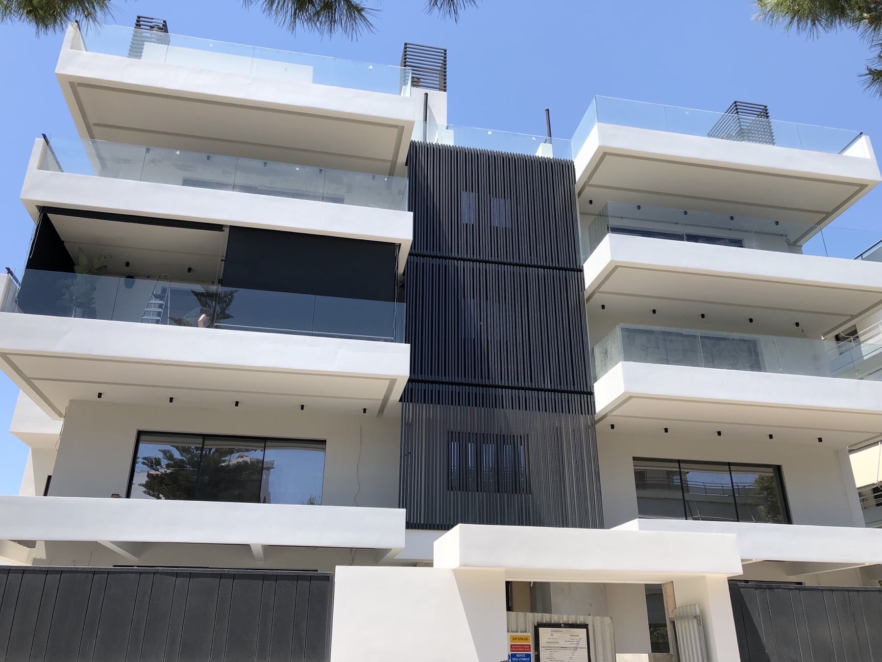 Κάθετες τέντες από διάτρητο ύφασμα με αυτοματισμό σε κατοικία στη Βούλα — φωτογραφία 3 από 4
