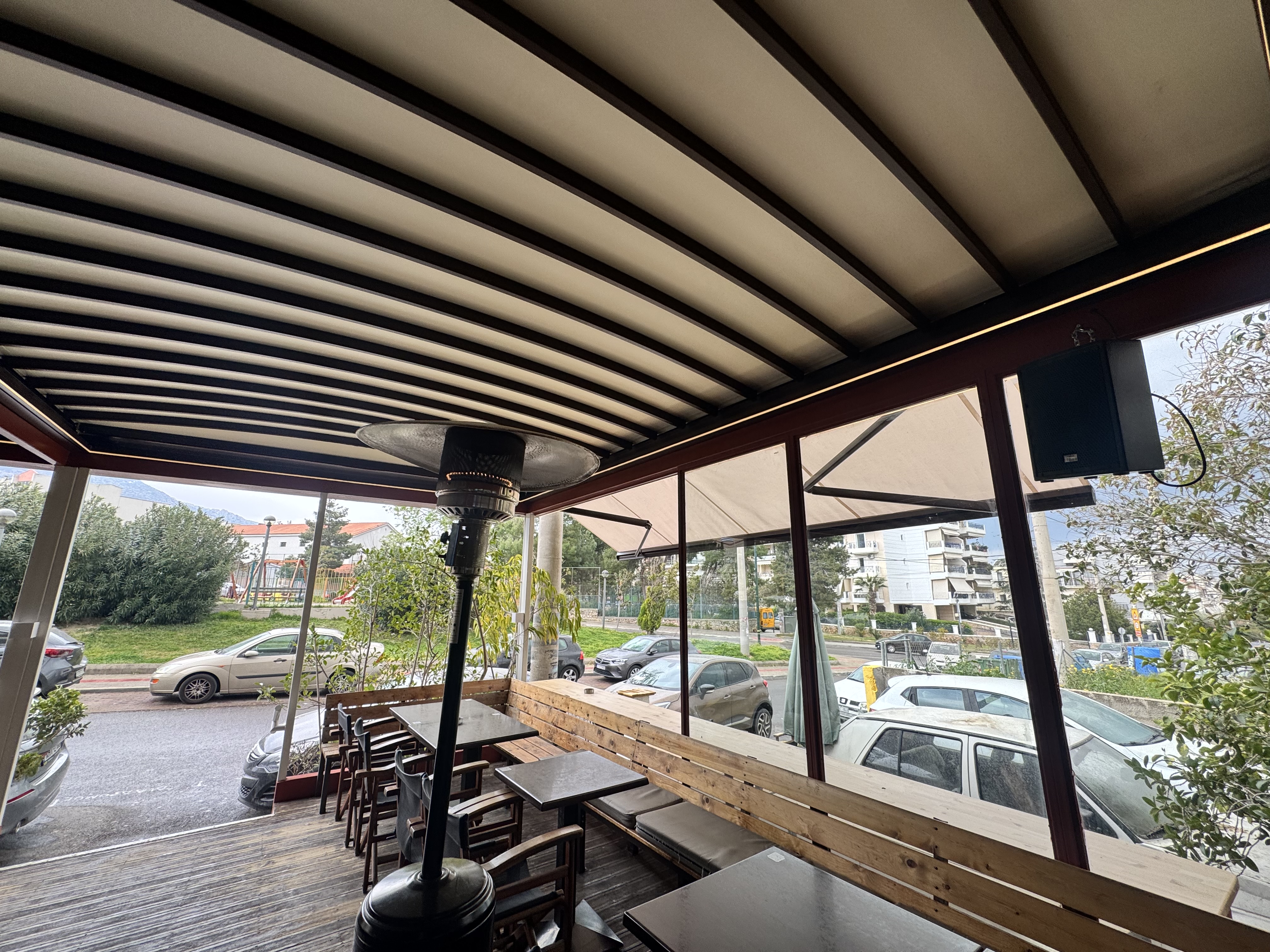 Τεντοπέργκολα Flat και Τζάμια Up & Down σε Cafe στη Γλυφάδα — φωτογραφία 2 από 4