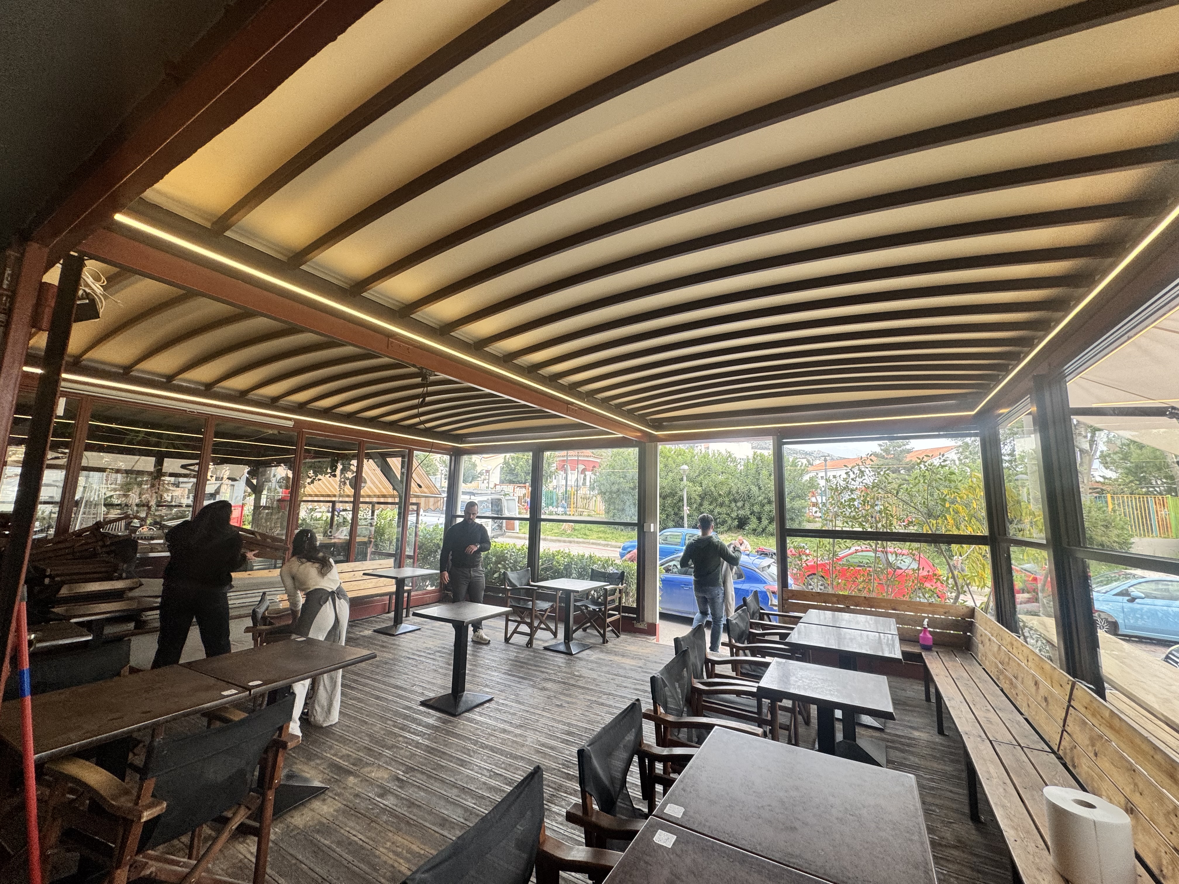 Τεντοπέργκολα Flat και Τζάμια Up & Down σε Cafe στη Γλυφάδα — φωτογραφία 1 από 4