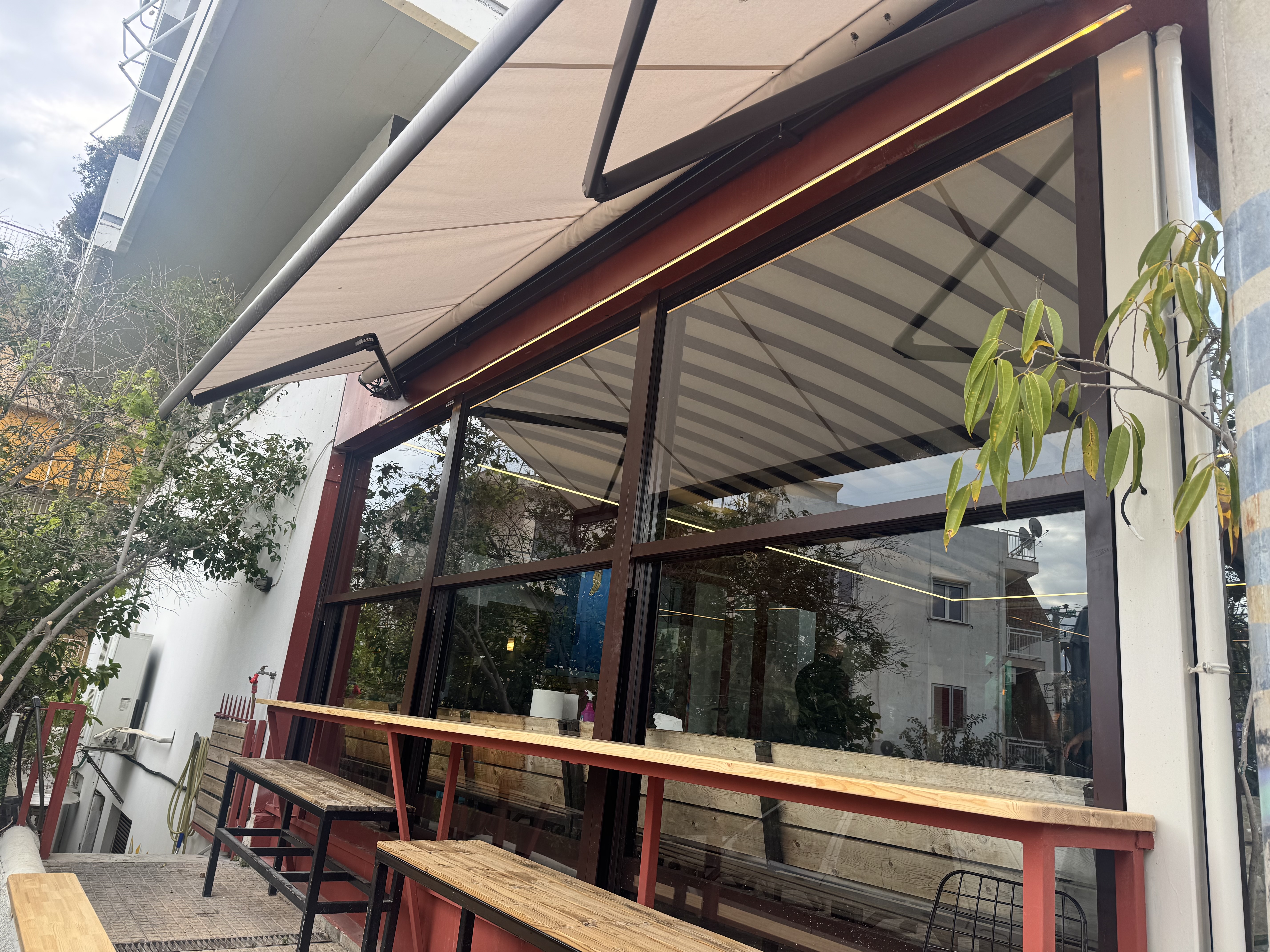Τεντοπέργκολα Flat και Τζάμια Up & Down σε Cafe στη Γλυφάδα — φωτογραφία 3 από 4