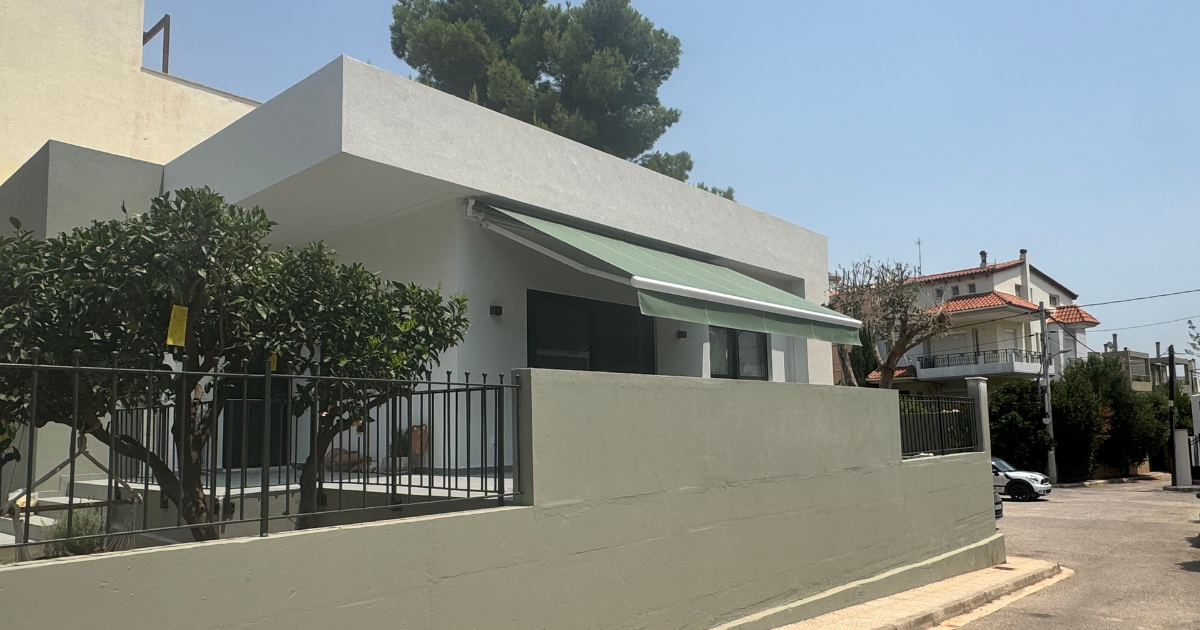 Τέντα με Ιδιαίτερο Ύφασμα σε Μονοκατοικία στη Βάρη