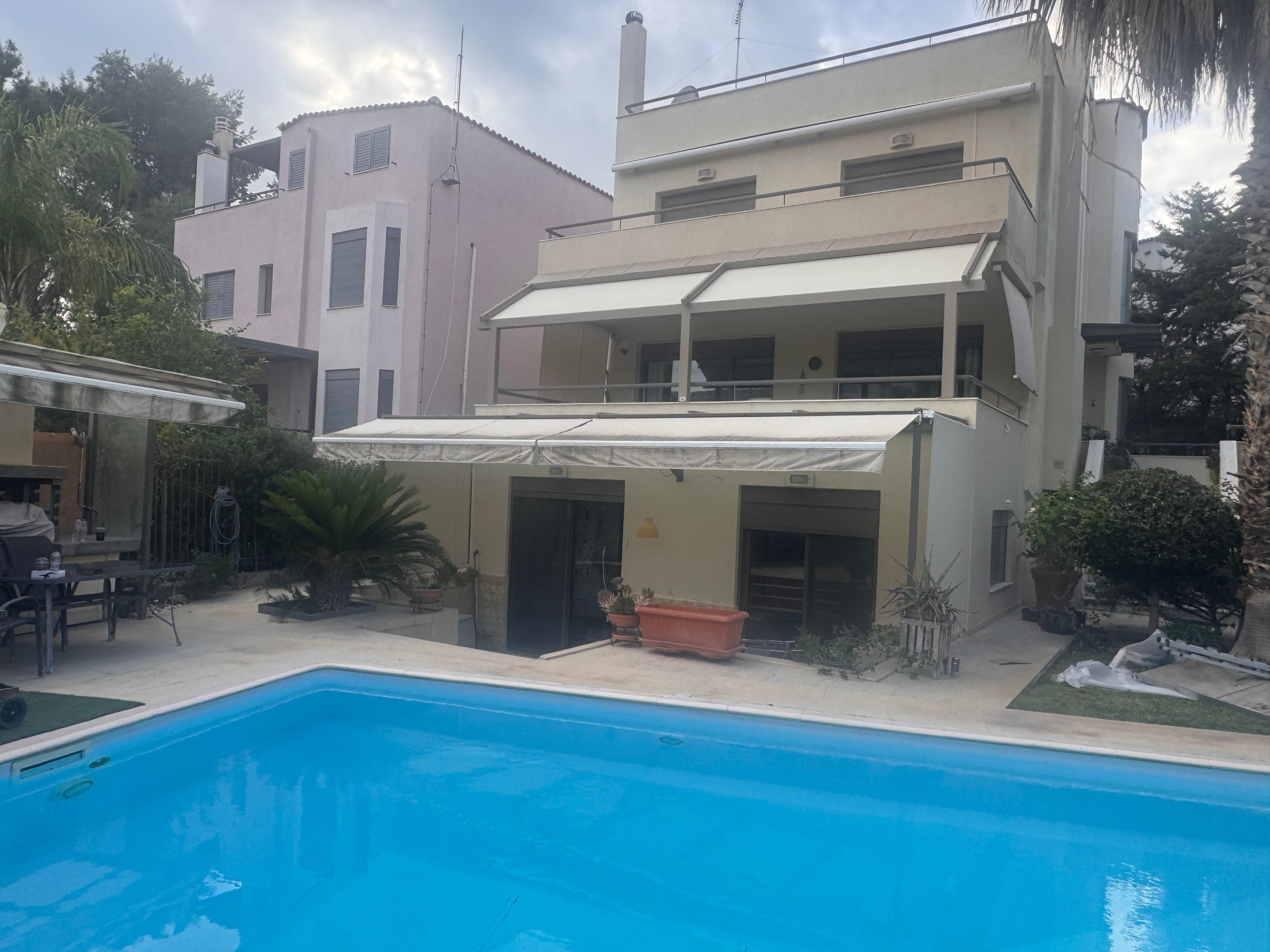 Τεντοπέργκολα σε Βεράντα Μονοκατοικίας στη Βάρη — φωτογραφία 1 από 5