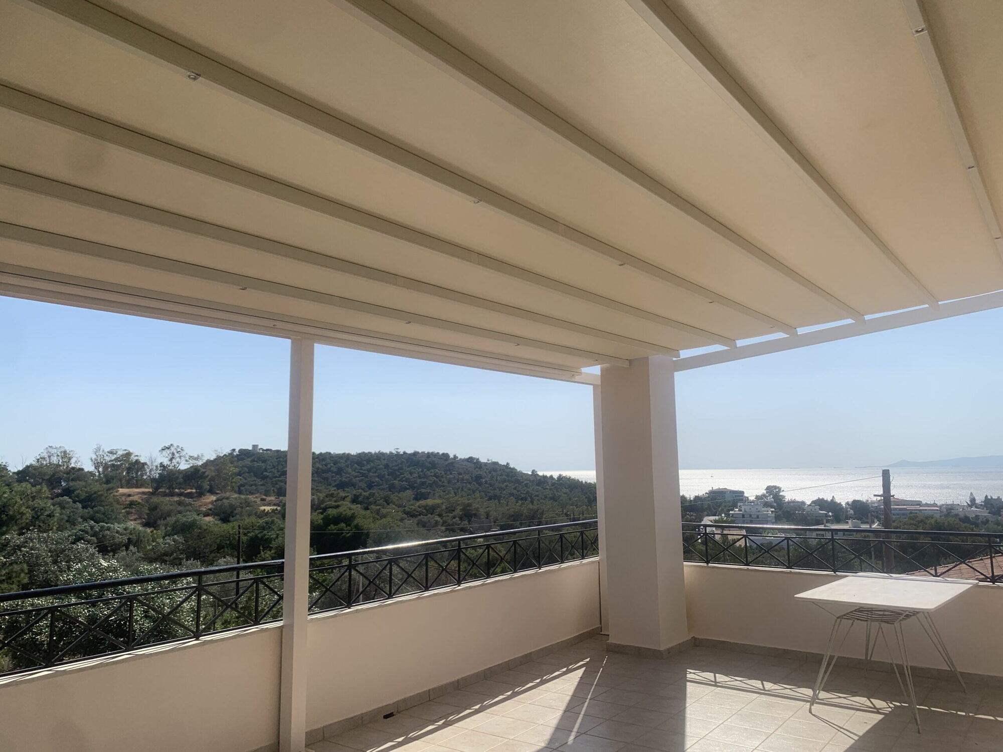 Τεντοπέργκολα αλουμινίου με αυτοματισμό σε κατοικία στη Βουλιαγμένη — φωτογραφία 2 από 4