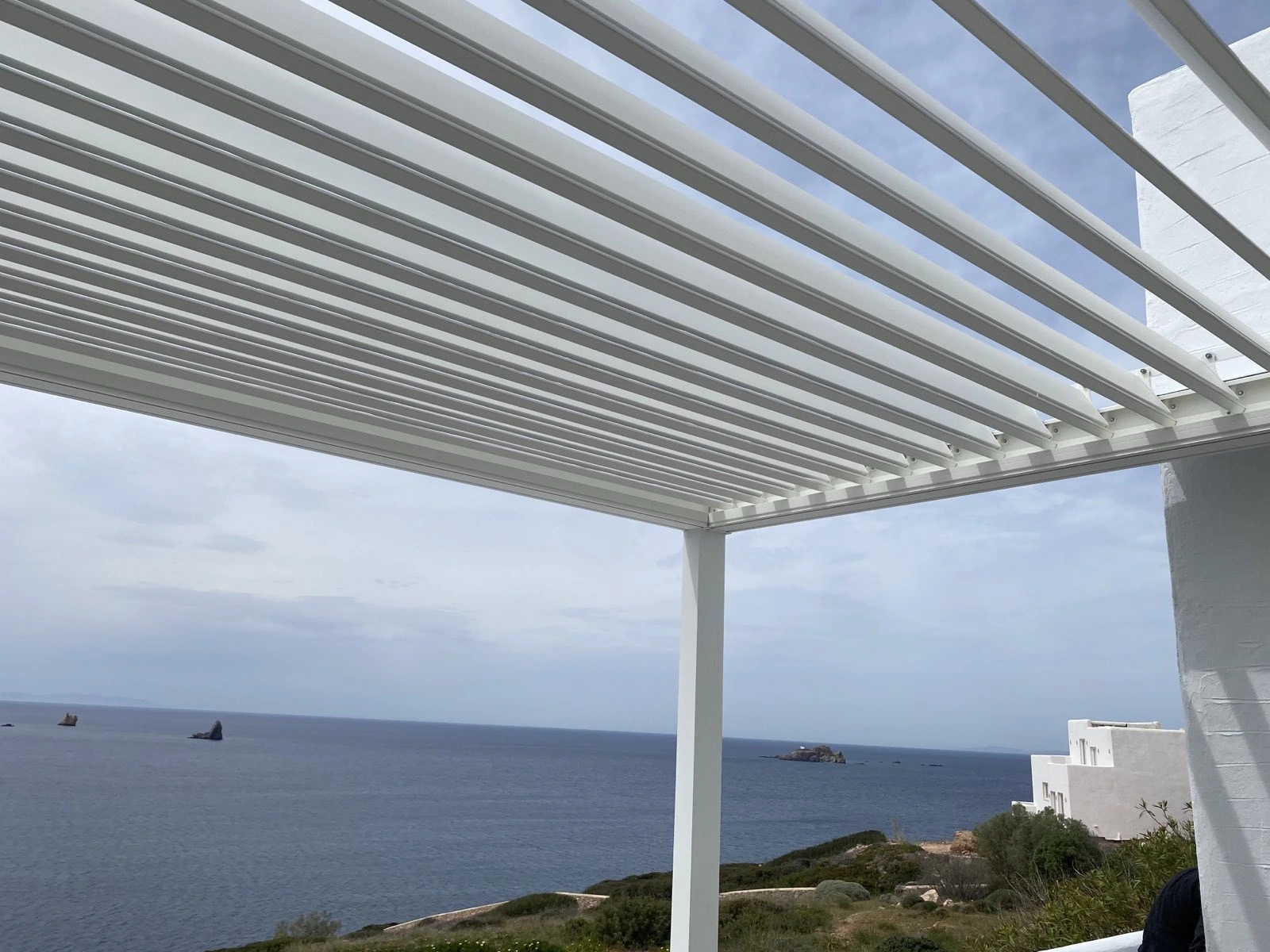 Βιοκλιματική πέργκολα με ασύρματο μοτέρ και περιστρεφόμενα πτερύγια, Πάρος — φωτογραφία 2 από 5