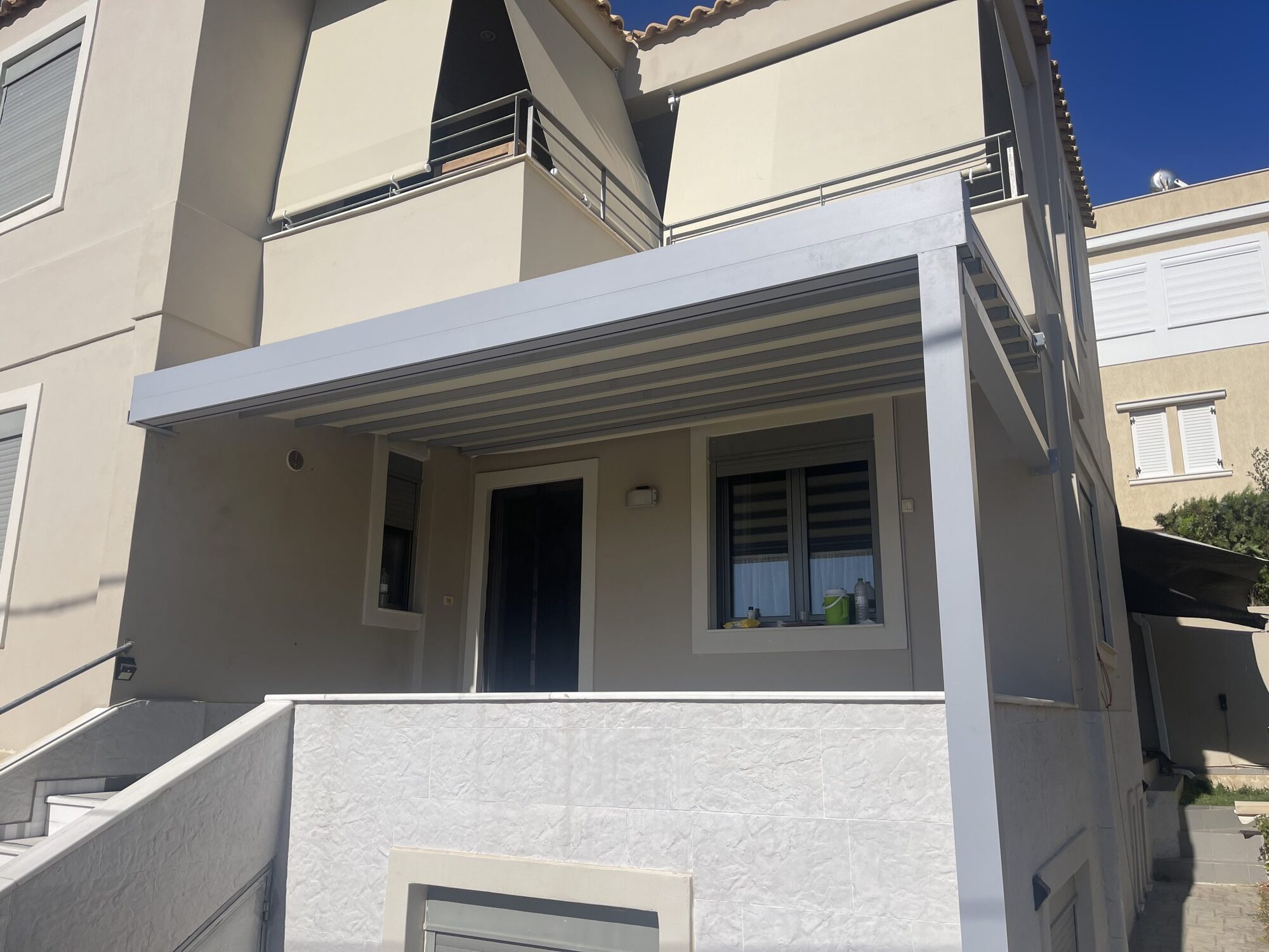 Τοποθέτηση τεντοπέργκολας και κάθετων τεντών σε μονοκατοικία, Βάρη — φωτογραφία 2 από 3