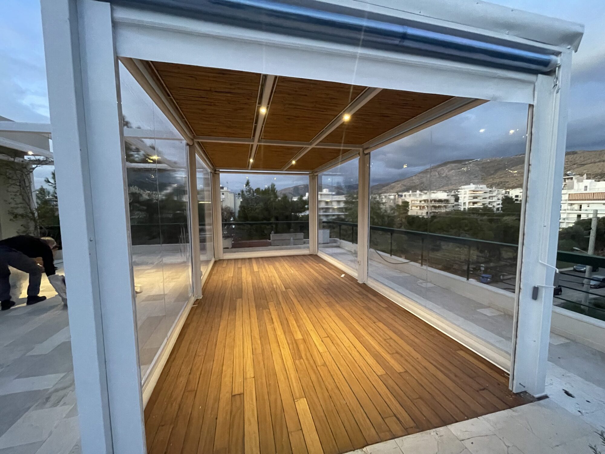 Κατασκευή αιθρίου με κάθετες διαφανείς τέντες και οδηγούς, Γλυφάδα — φωτογραφία 6 από 6