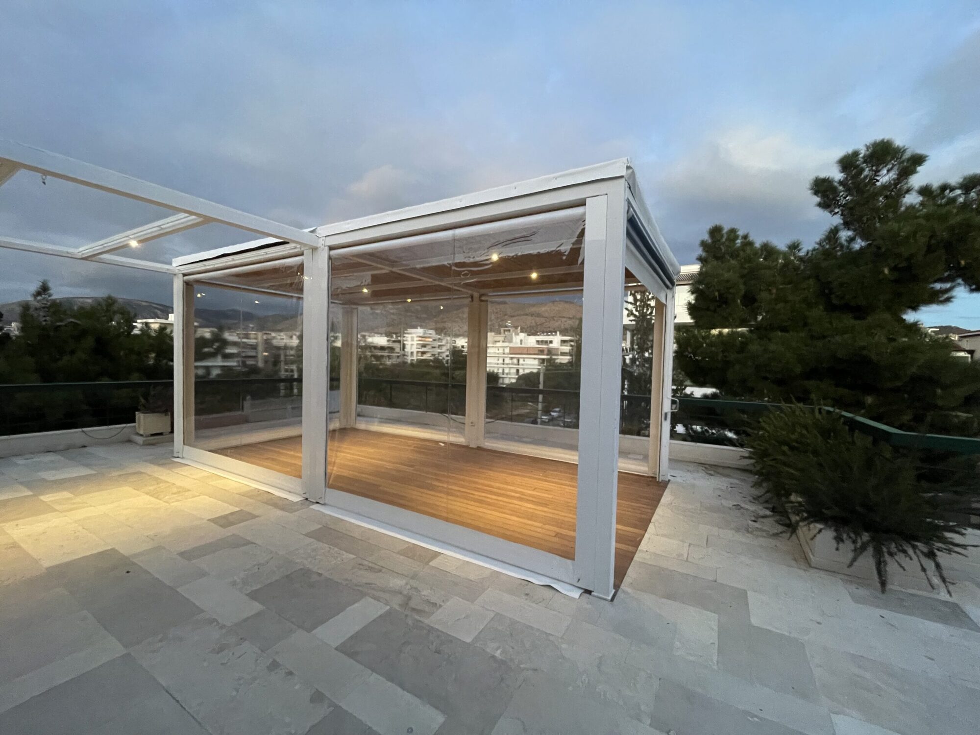 Κατασκευή αιθρίου με κάθετες διαφανείς τέντες και οδηγούς, Γλυφάδα — φωτογραφία 5 από 6