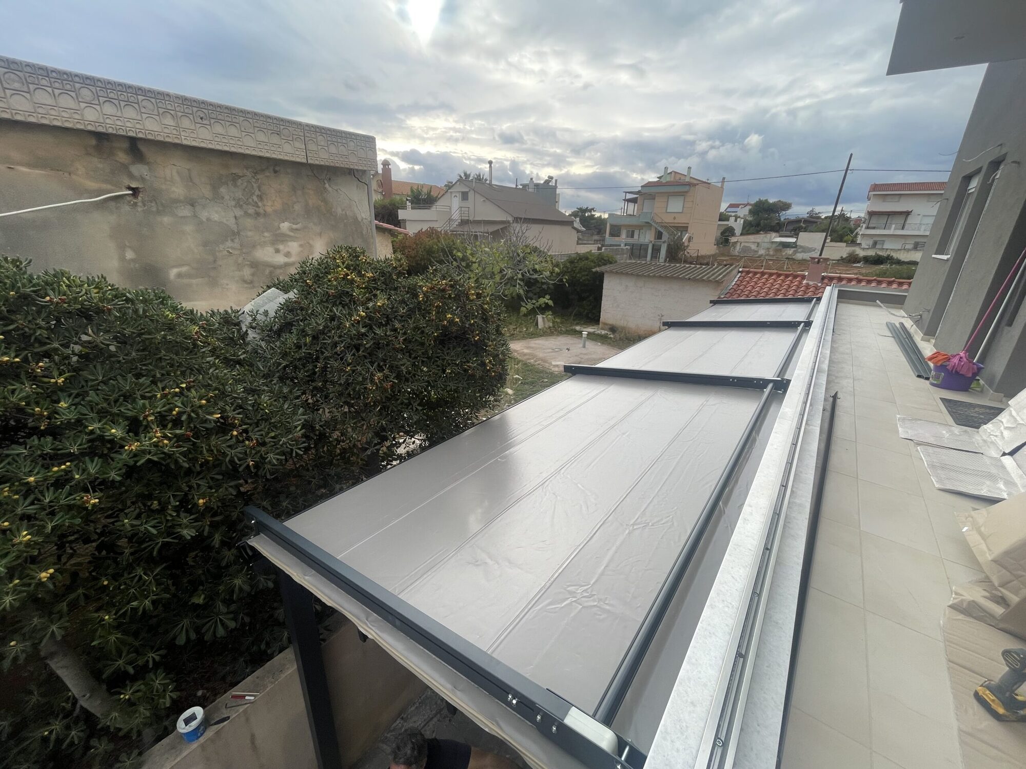 Εγκατάσταση αυτόματης τεντοπέργκολας με σκέπαστρο και ενσωματωμένο φωτισμό LED, Λούτσα — φωτογραφία 5 από 6