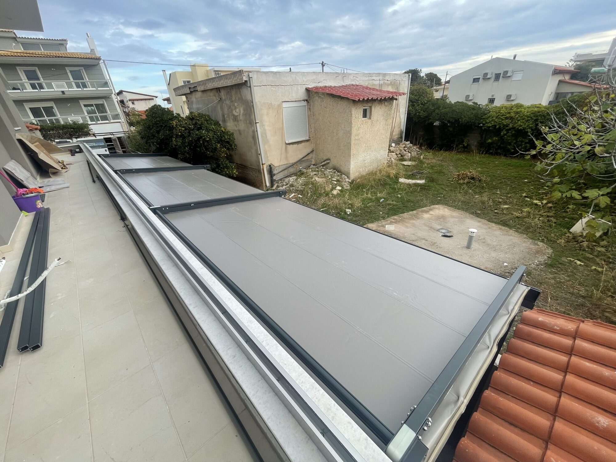 Εγκατάσταση αυτόματης τεντοπέργκολας με σκέπαστρο και ενσωματωμένο φωτισμό LED, Λούτσα — φωτογραφία 3 από 6
