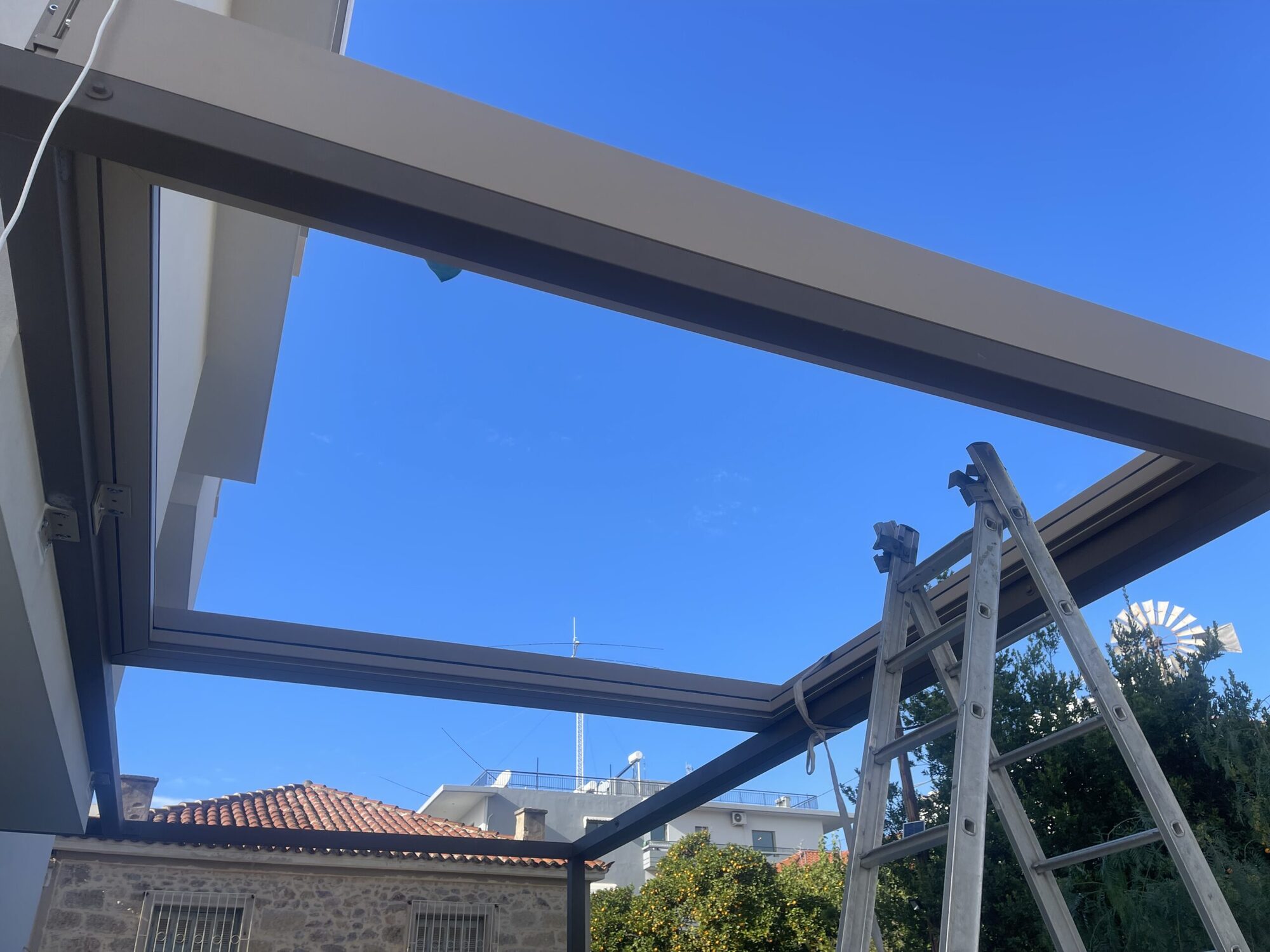 Εγκατάσταση ανοιγοκλειόμενης βιοκλιματικής πέργκολας τελευταίας τεχνολογίας, Γλυφάδα — φωτογραφία 7 από 7