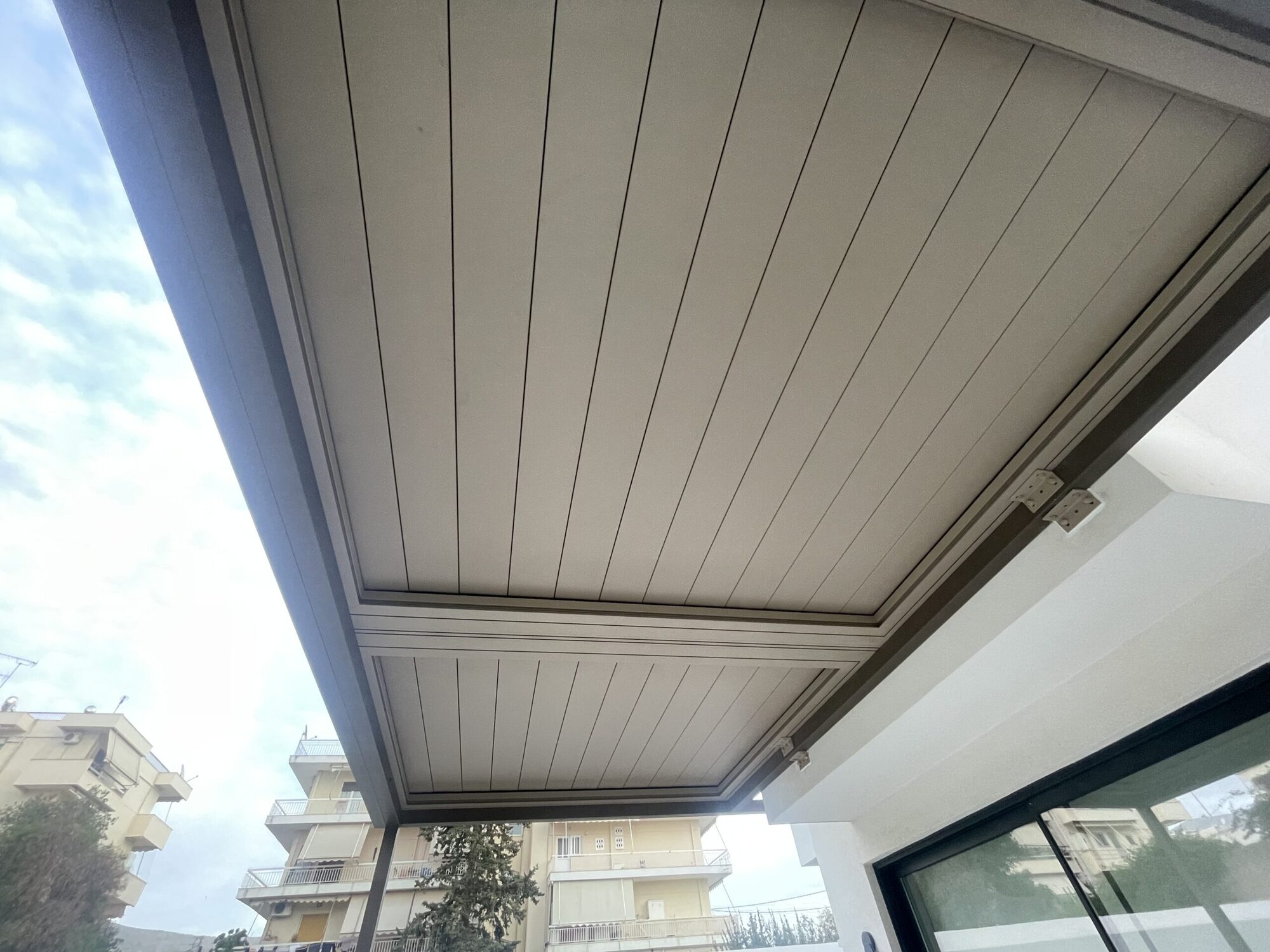 Εγκατάσταση ανοιγοκλειόμενης βιοκλιματικής πέργκολας τελευταίας τεχνολογίας, Γλυφάδα — φωτογραφία 3 από 7