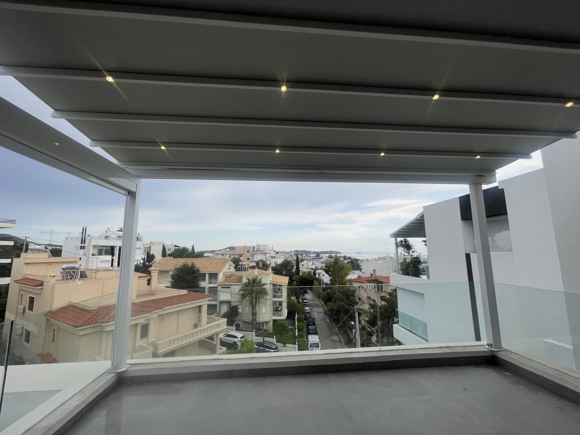 Τεντοπέργκολα με κάθετα κασονέτα στη Βούλα — φωτογραφία 1 από 4