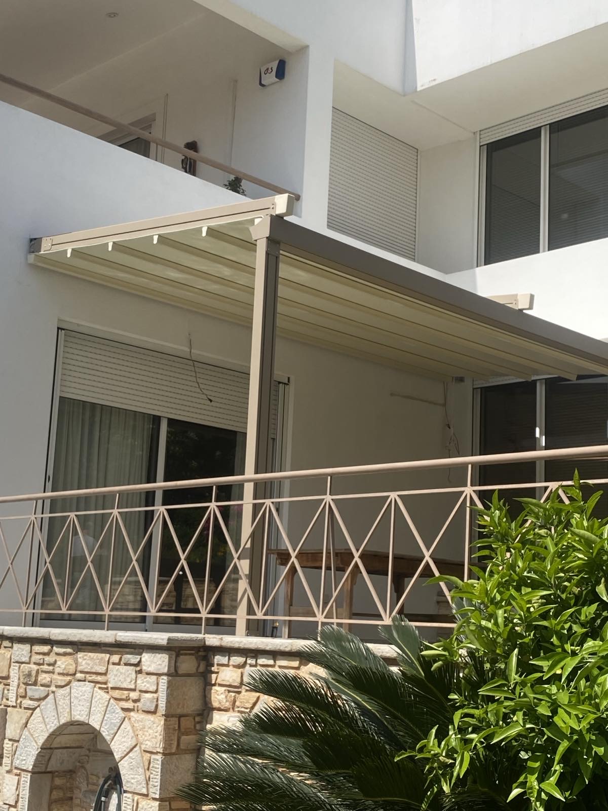 Τεντοπέργκολες Ανοιγοκλειόμενες Με Οδηγούς Αλουμινίου — Πέργκολες (pergola) — φωτογραφία 12 από 15