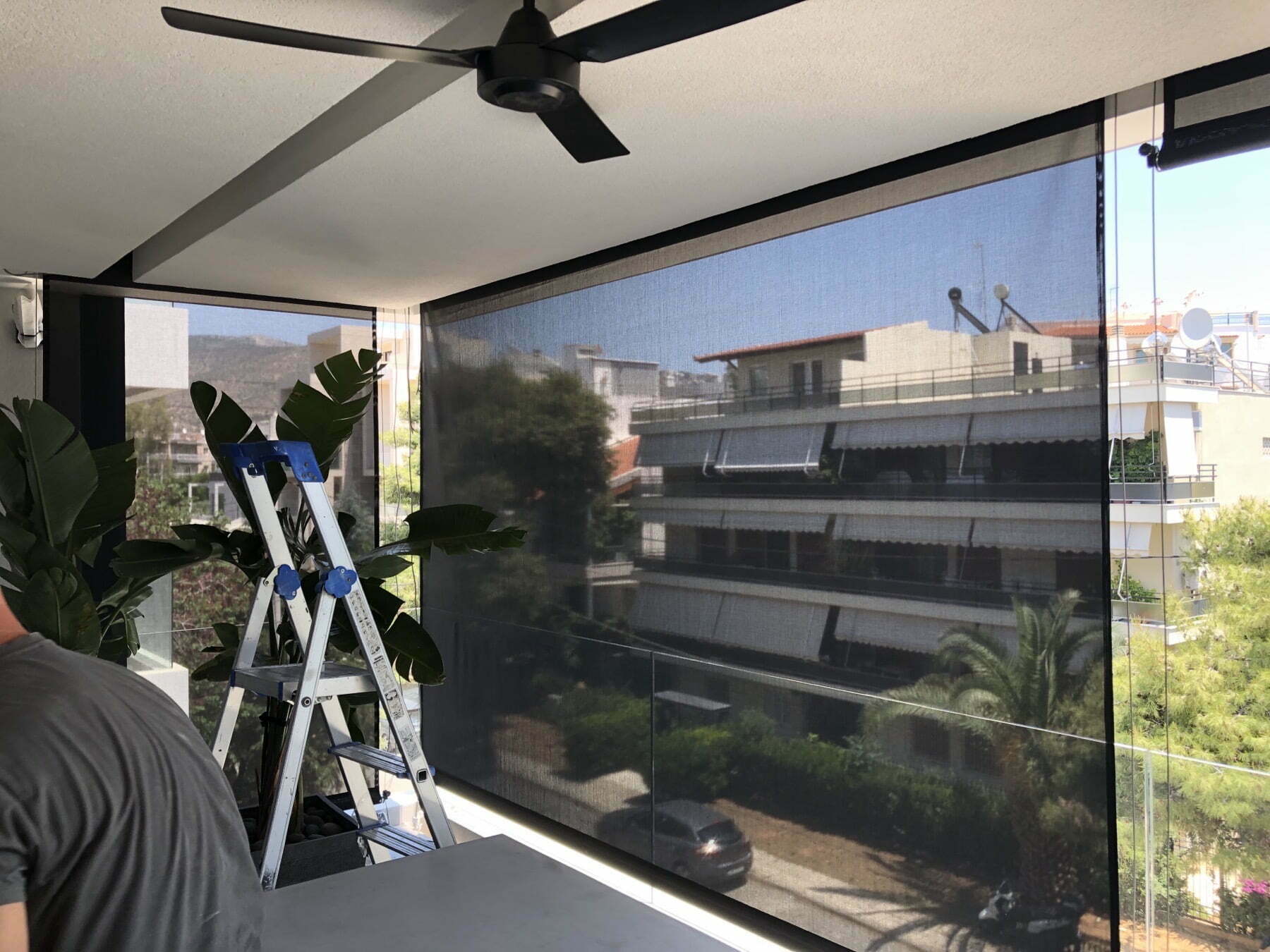 Κάθετες τέντες από διάτρητο ύφασμα με αυτοματισμό σε κατοικία στη Βούλα — φωτογραφία 1 από 4