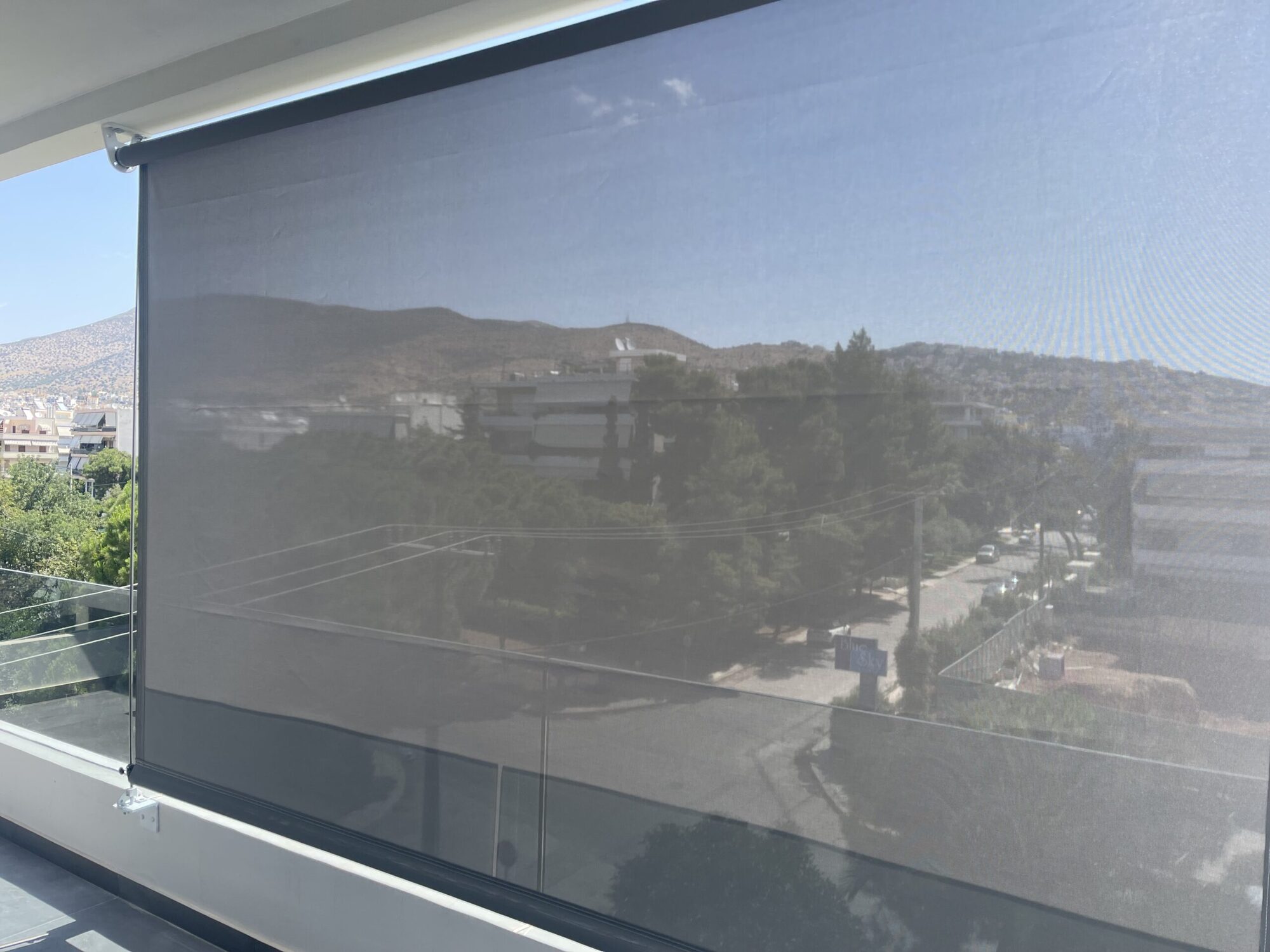 Κάθετες τέντες με πλαϊνές ντίζες, αυτοματισμό και διάτρητο ύφασμα, Αττική — φωτογραφία 5 από 6