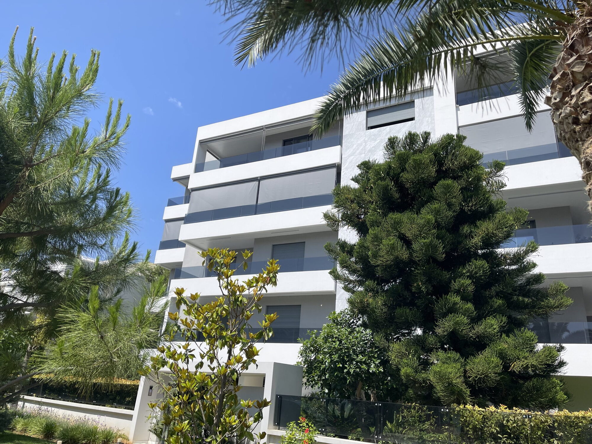 Κάθετες τέντες με πλαϊνές ντίζες, αυτοματισμό και διάτρητο ύφασμα, Αττική — φωτογραφία 3 από 6