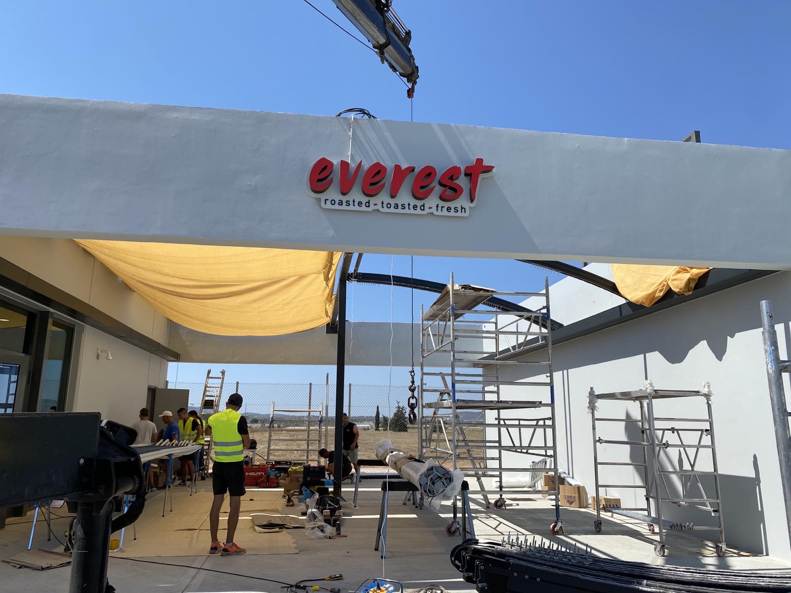 Κουρμπωτή τεντοπέργκολα σε κατάστημα Everest στον περιβάλλοντα χώρο του Διεθνούς Αερολιμένα Αθηνών…, Διεθνής Αερολιμένας Αθηνών Ελ. Βενιζέλος — φωτογ…