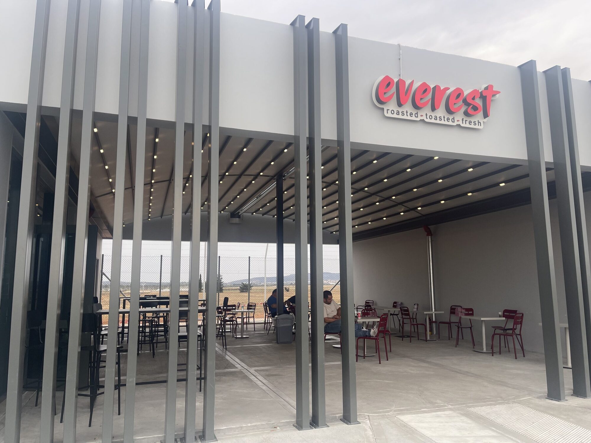 Κουρμπωτή τεντοπέργκολα σε κατάστημα Everest στον περιβάλλοντα χώρο του Διεθνούς Αερολιμένα Αθηνών…, Διεθνής Αερολιμένας Αθηνών Ελ. Βενιζέλος — φωτογ…