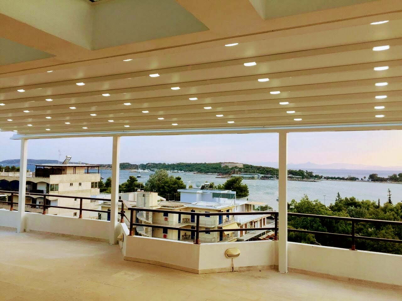 Τεντοπέργκολες Ανοιγοκλειόμενες Με Οδηγούς Αλουμινίου — Πέργκολες (pergola) — φωτογραφία 3 από 15